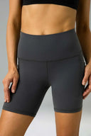 Pantalones cortos de yoga Dreamlux de cintura alta de 6" con bolsillos