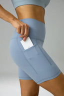 Pantalones cortos de yoga Dreamlux de cintura alta de 6" con bolsillos