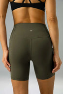 Pantalones cortos de yoga Dreamlux de cintura alta de 6" con bolsillos